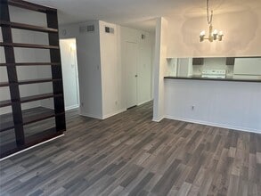 Building Photo - 2814 S Bartell Dr
