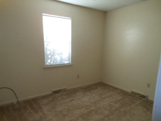 Building Photo - BEAUTIFUL DUPLEX BASEMENT  GARAGE
