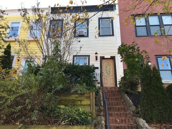 Building Photo - 2 Bed 2.5 Bath row house located just a short distance from RFK stadium in NE Washington, DC.
