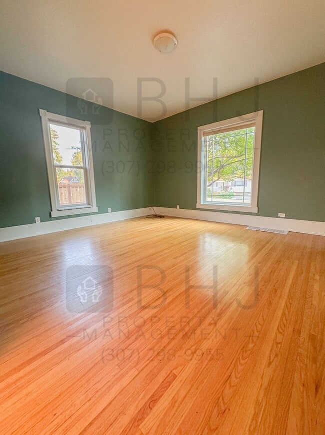 Building Photo - 4 BED/ 2 BATH SINGLE FAMILY HOME WITH GARAGE