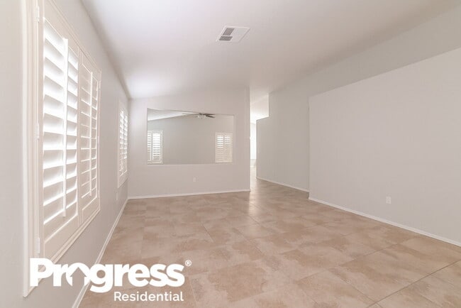 Foto del edificio - 323 N Ocean Dr