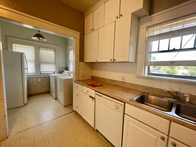 Building Photo - 3-4 Bed standalone AVAILABLE NOW!