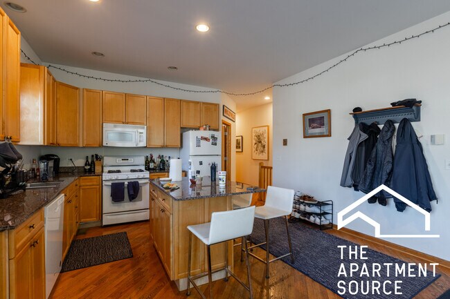 Foto del edificio - 2743 N Southport Ave