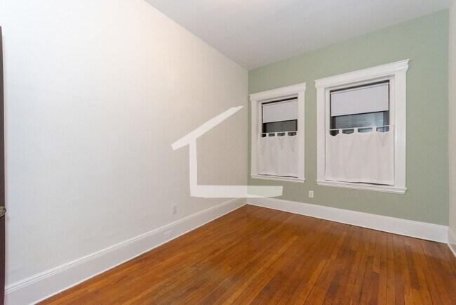 Building Photo - Top floor unit, Huge, 3 bedroom unit with ...