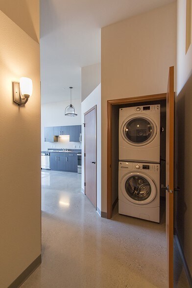 Building Photo - 611 W National Ave