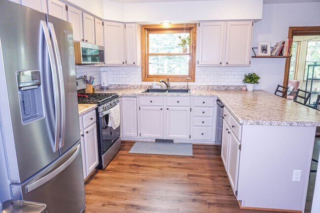 Foto del edificio - 3-Bedroom, 2-bath House With Fenced-in Yar...