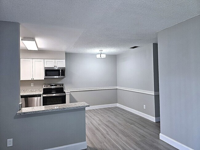 Foto del edificio - REMODELED & UPDATED condo in Longwood
