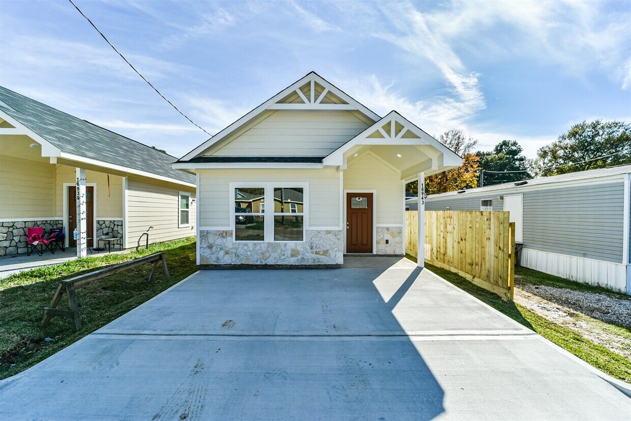 Primary Photo - 16943 W Juneau St