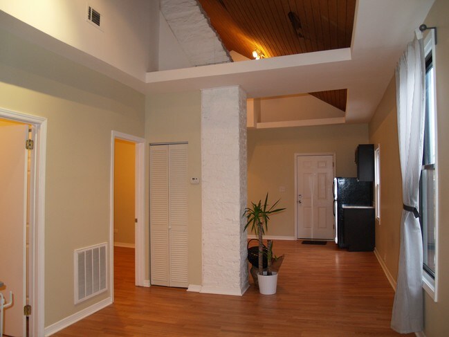 sala de estar - 1522 W Augusta Blvd
