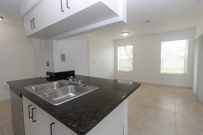 Foto del edificio - 17520 NW 67th Pl