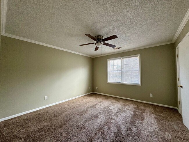 Foto del edificio - 321 W Irvine Ave