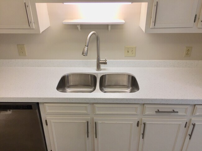 Foto del edificio - 6928 Cobblestone Way N