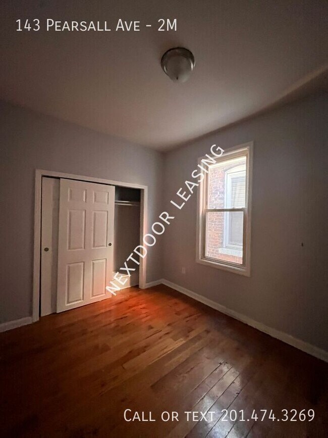 Foto del edificio - 143 Pearsall Ave