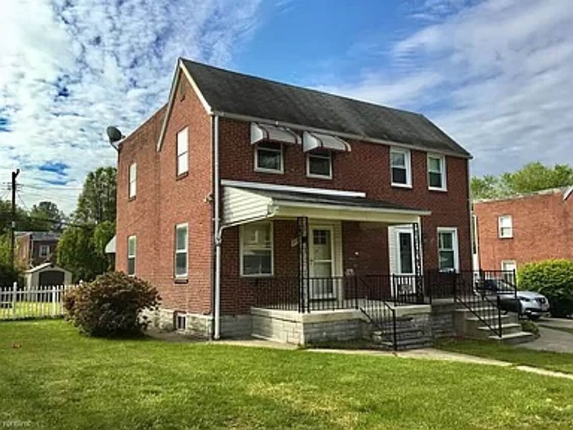 Primary Photo - 2 Bedroom Townhome with Vintage Charm in B...