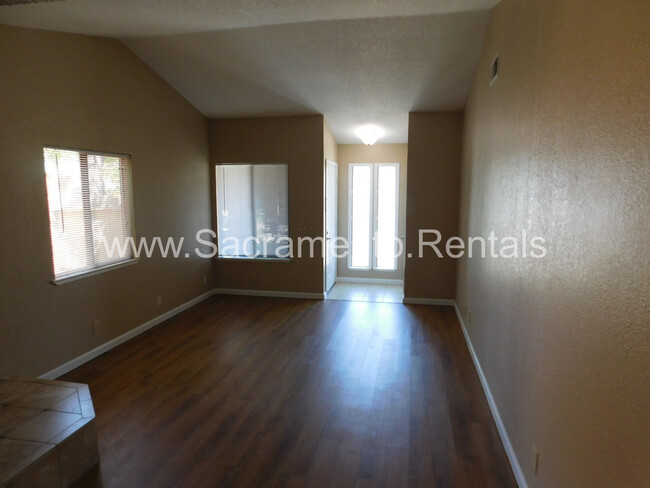 Foto del edificio - Spacious 2bd/2ba Foothill Farms Duplex wit...