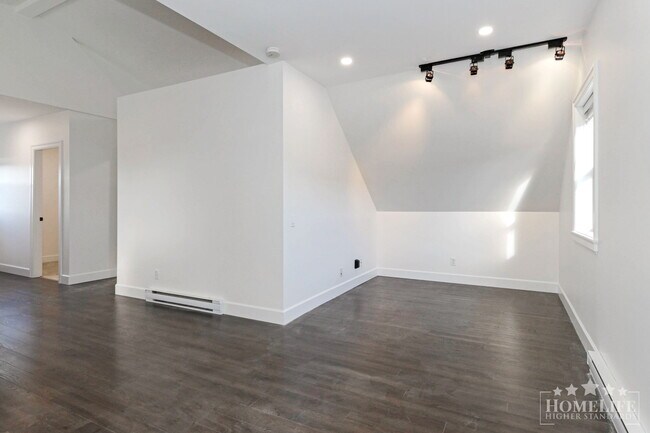 Photo du bâtiment - 1 Bed, 1 Bath Coach House with Den for Rent in Langley!