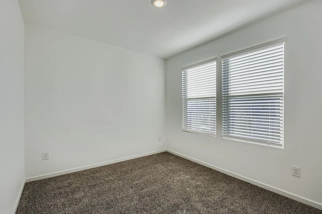 Foto del edificio - 904 Sandhill Crane Ln