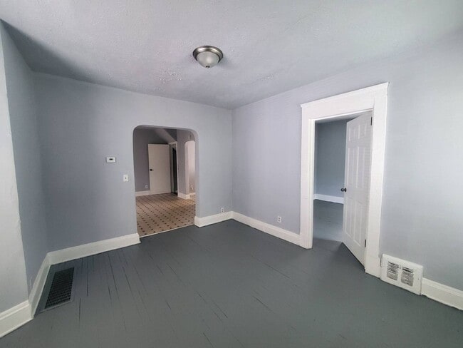Building Photo - Charming 4-Bedroom Property in Prime Location