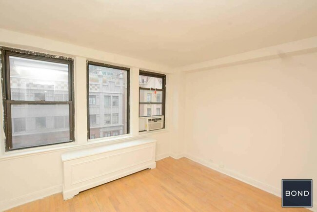 Building Photo - 330 E 43rd St