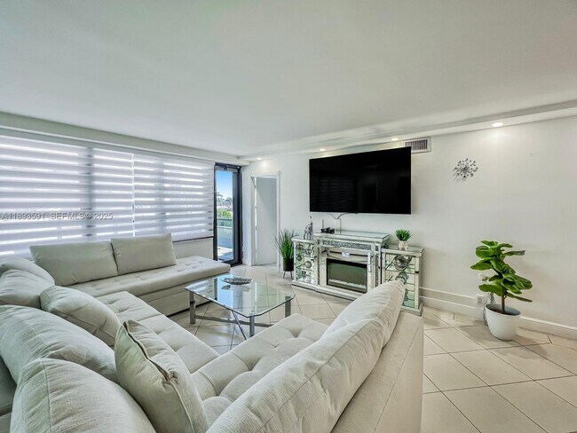 Foto del edificio - 5225 Collins Ave