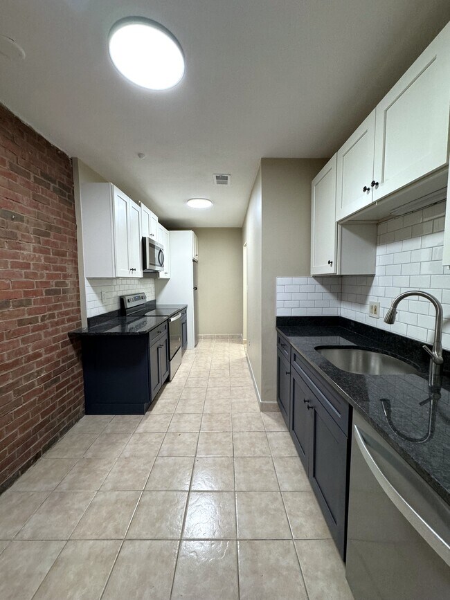 Building Photo - 123 Elm St