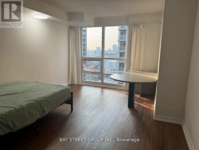 Photo du bâtiment - 761-2761 Bay St.