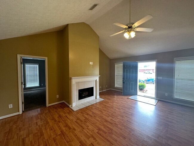 Building Photo - Three bedroom two bath with an enormous ba...