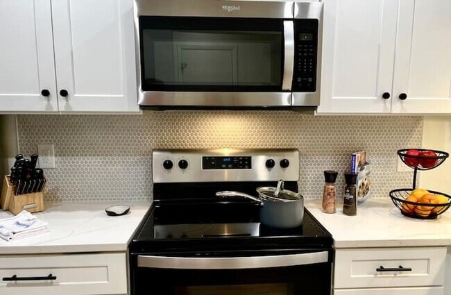 Building Photo - Beautifully Renovated Townhome Near the Be...