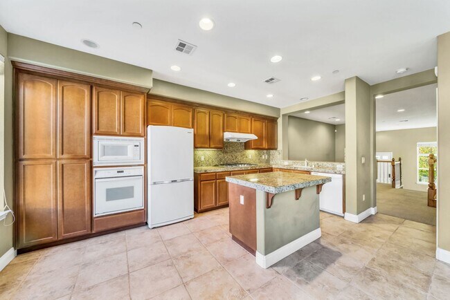 Building Photo - 3-Bedroom Townhome for Rent in Fremont!