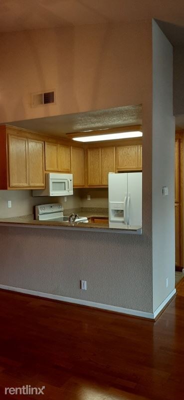 Building Photo - 2 br, 2 bath Condo - 427 W Laurel Dr #L
