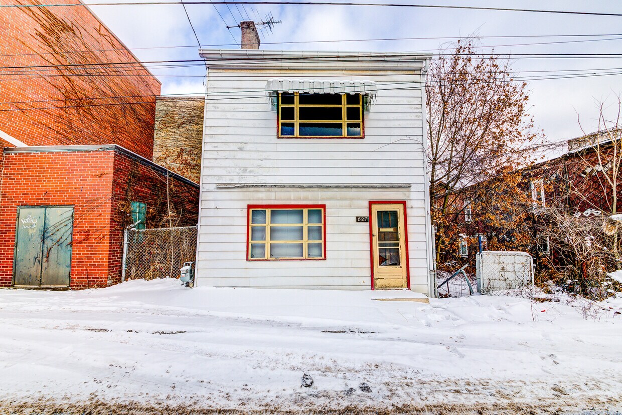 Primary Photo - AVAILABLE JULY 2024 - Spacious 2 Bedroom, ...