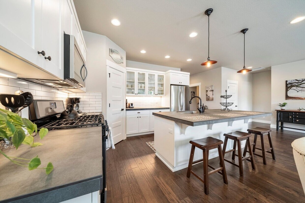 Foto principal - 1216 NE Hoover Loop