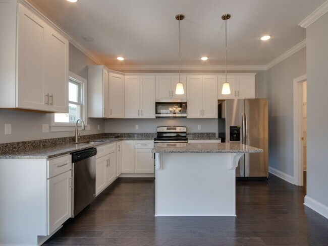 Foto del edificio - Spacious Luxury Townhome! Outstanding Location!