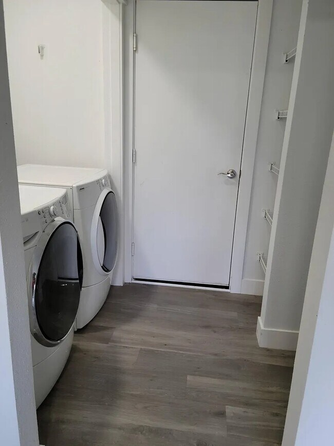 Lavandería en la planta baja - 17326 15th Ave E