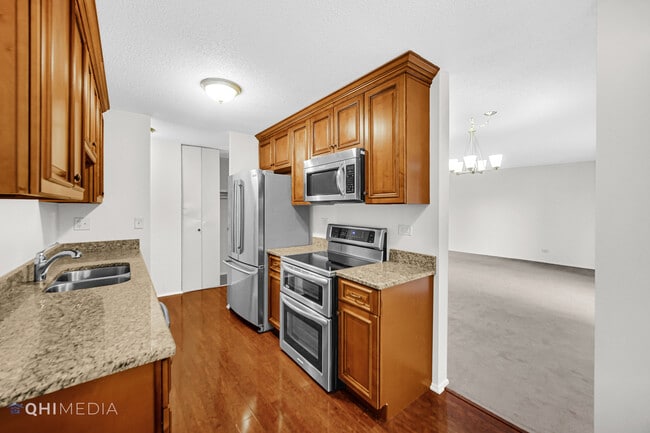 Building Photo - 111 S Baybrook Dr