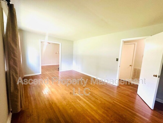 Foto del edificio - 7835 Rosemary Cir
