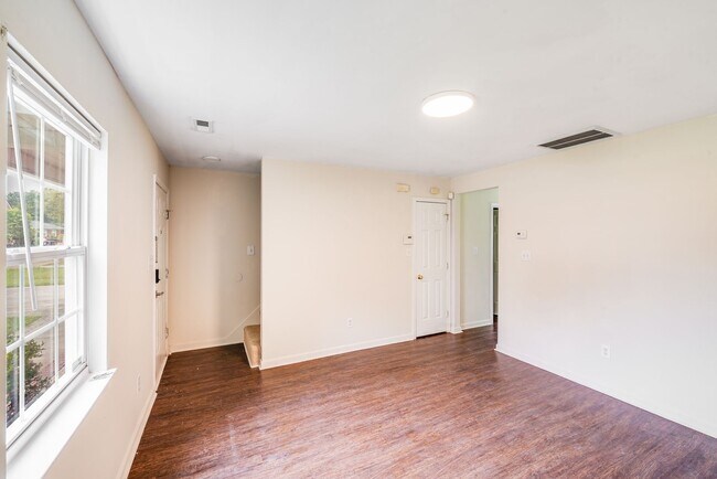 Building Photo - 2BR Updated Duplex Near South Park – Cozy,...