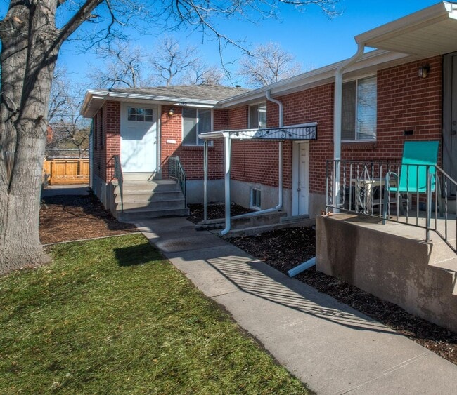Photo - Roomy Sunnyside Duplex with Finished Basement in a Prime Location House