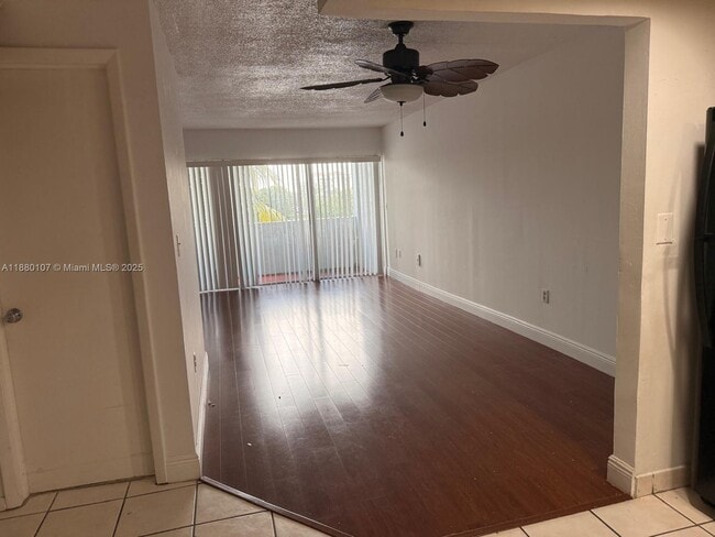 Building Photo - 9357 Fontainebleau Blvd