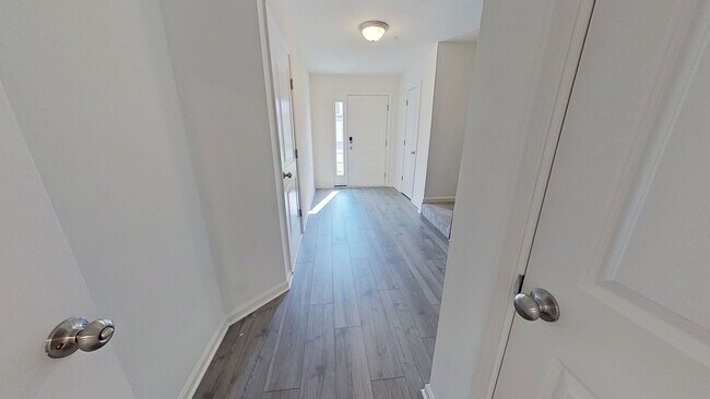 Building Photo - Townhouse