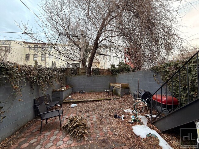 Building Photo - 284 Halsey St