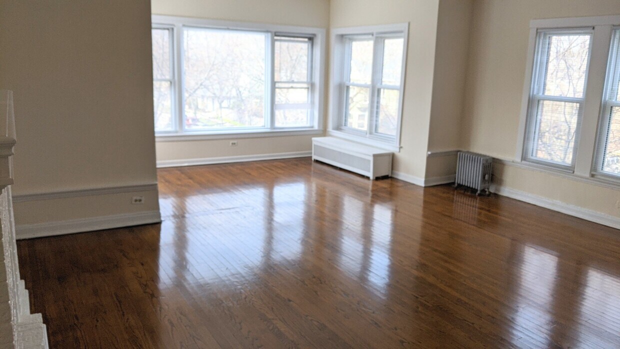 Living Room - 623 Sheridan Rd