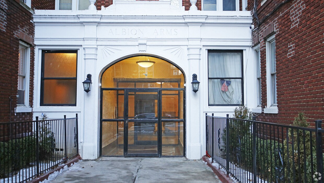 Building Photo - 1684 W 10th St