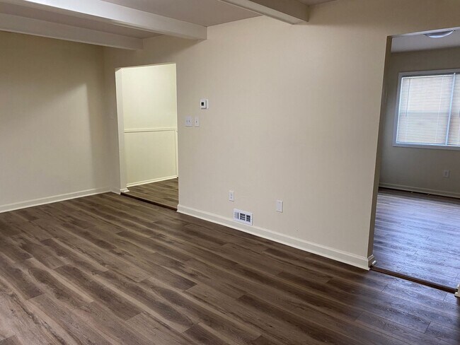 Foto del edificio - Spacious 3-bedroom, 1.5-bath end-unit townhome located in Edgewood
