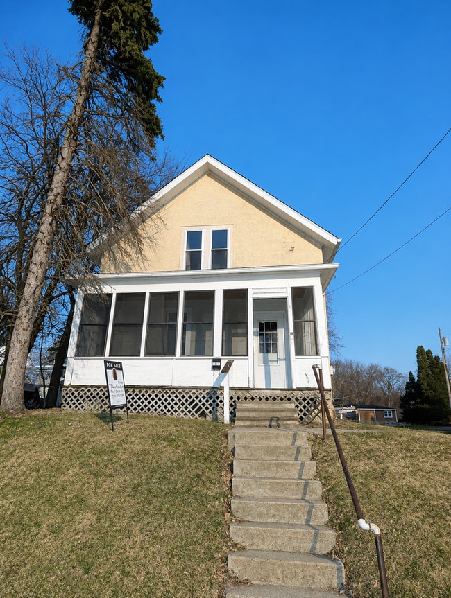 Building Photo - Charming 3 Bedroom Home with Screened Porch and 2 Car Garage