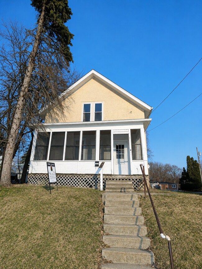 Foto del edificio - Charming 3 Bedroom Home with Screened Porch and 2 Car Garage