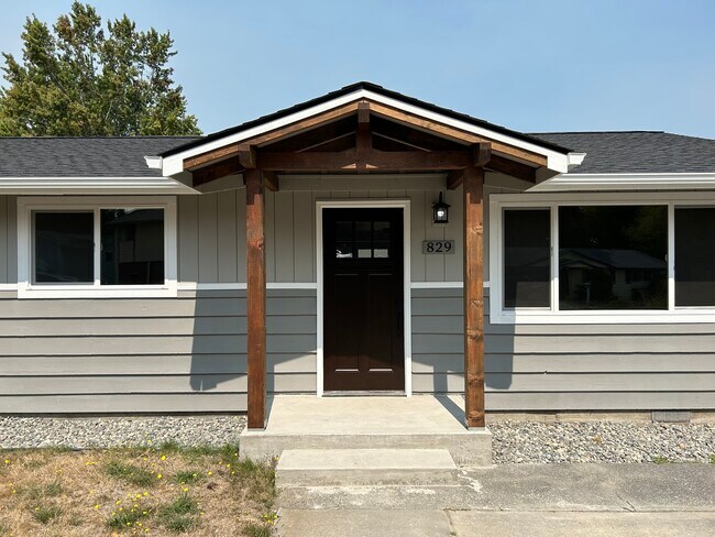 Frente del hogar - 829 NW Anchor Dr