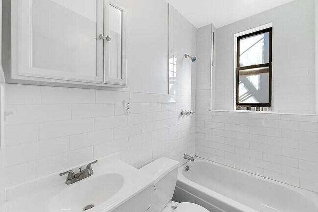 Foto del edificio - 619 E 5th St