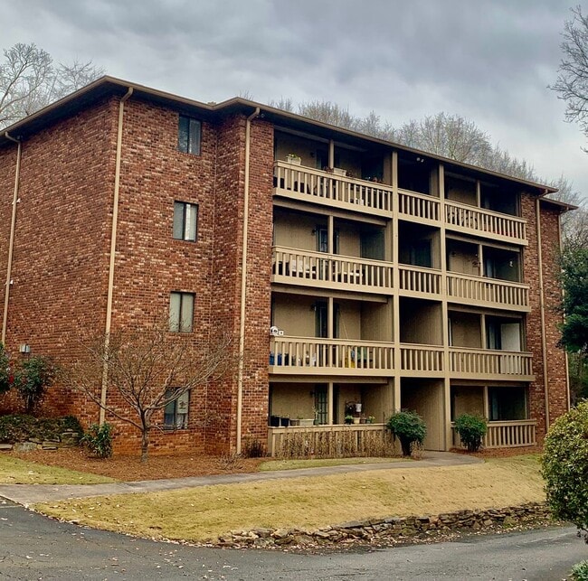 Building Photo - 1 Bedroom condo- Steps away from UGA! Available early August 2026