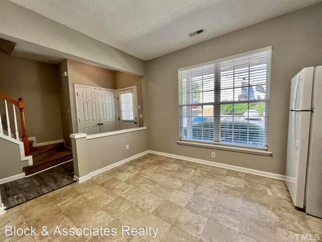 Building Photo - 3 br, 2.5 bath House - 412 Canyon Lake Circle